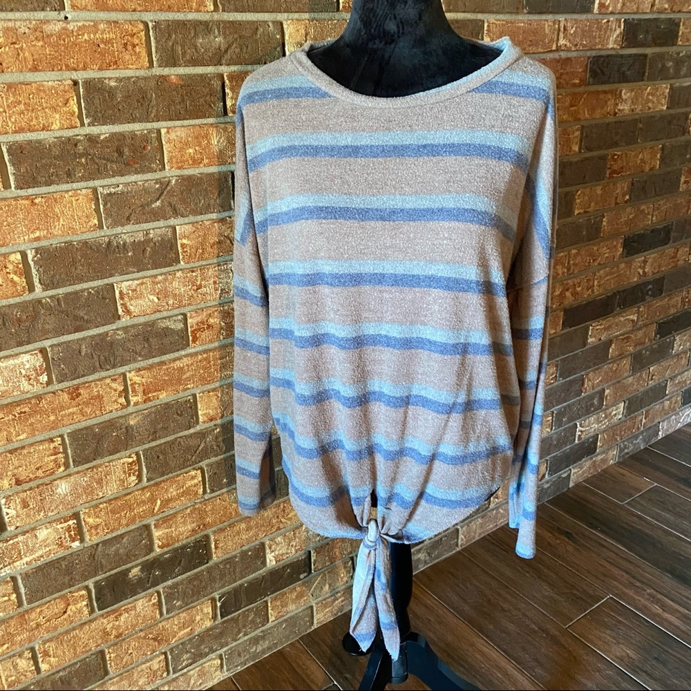 Size large stripped blouse tie at waist